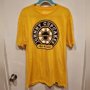 Johnny Cupcakes Boston Unordinary Bakery Yellow T-shirt Men's Sz L Casual Bruins
